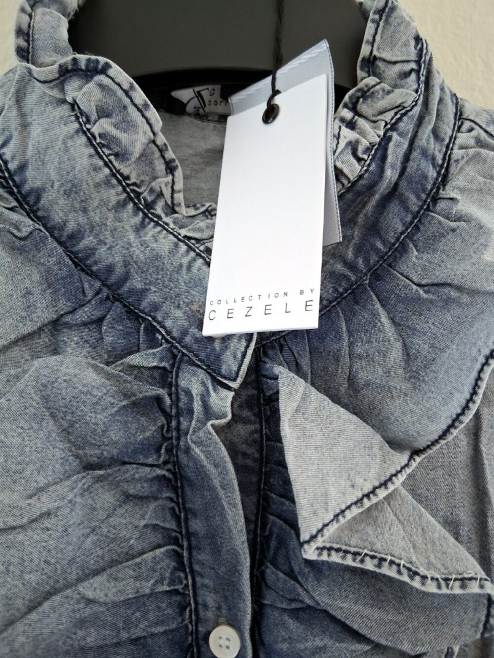 CEZELE Blue Denim Washed BLOUSE  size SMALL LONG Sleeves Ruffles & buttons NWT